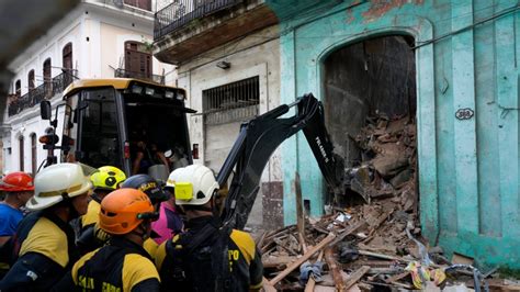 The collapse of a building in Havana has left 3 people dead and at least 2 others injured
